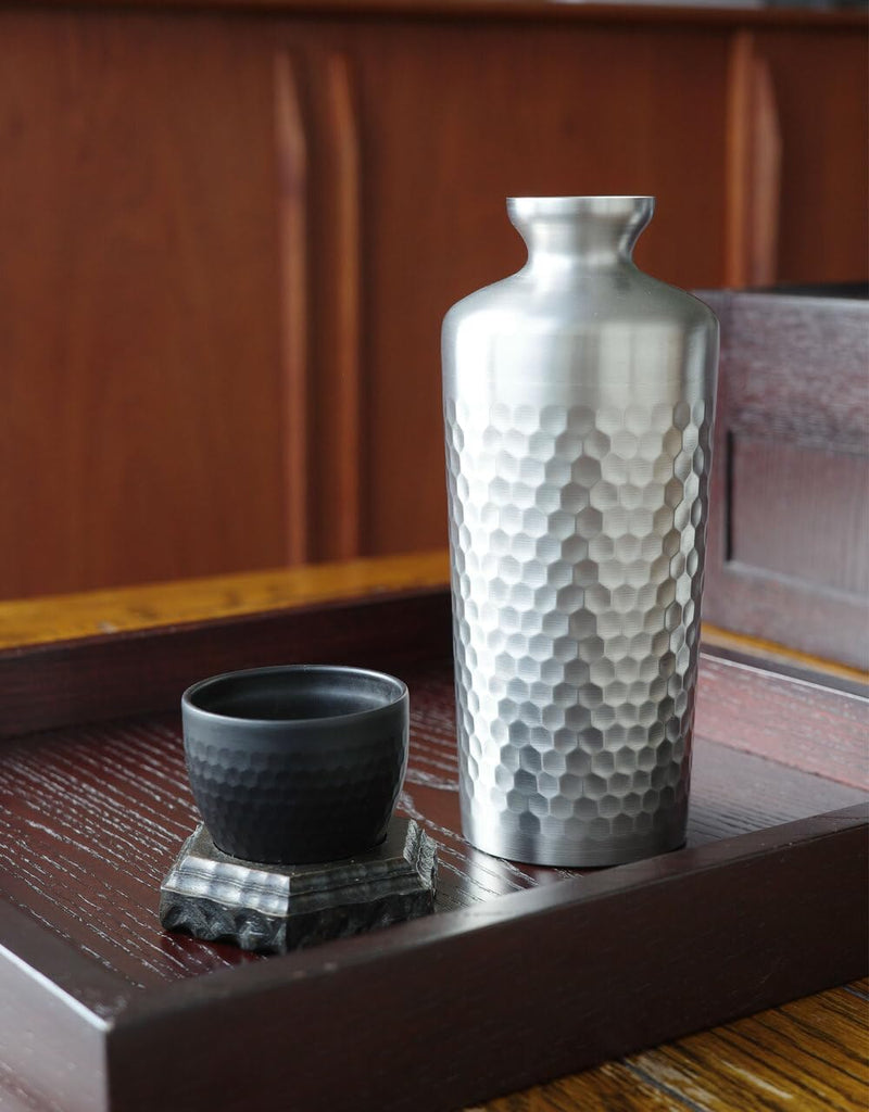 Titanium Hammered Sake Carafe, Double-Wall, 500 mL (2-Go), Yo, Made in Tsubame-Sanjo, Japan